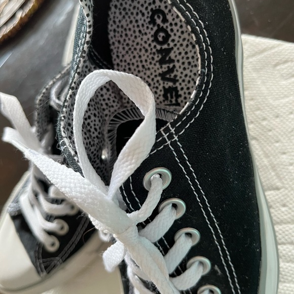 Converse Chuck Taylor Low Top Sneakers - Picture 1 of 6